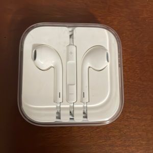 Apple IPhone Ear Buds / with headphone plug NWOT- never used.